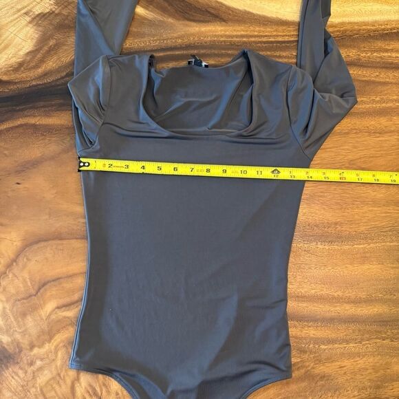 Express Body Contour Scoop Neck Long Sleeve Thong Bodysuit, Gray. Size XS - Picture 7 of 10